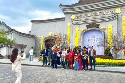 Quảng Ninh: Tranh thủ thời tiết đẹp người dân nô nức đi lễ chùa đầu năm