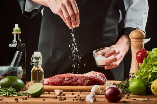 6 dấu hiệu cảnh báo bạn đang ăn quá mặn