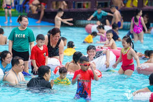 Người TP.HCM bơi giải nhiệt ngày mùng 2 Tết ở công viên nước Đầm Sen