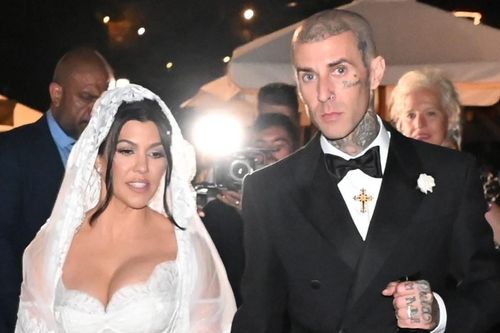 Travis Barker xăm hình vợ lên đùi