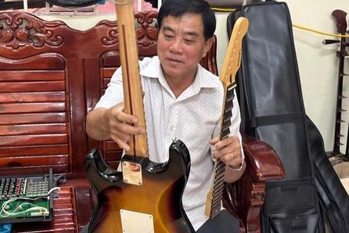 Nghệ nhân miền Tây hơn 36 năm làm 'bác sĩ' chữa bệnh nhạc cụ truyền thống
