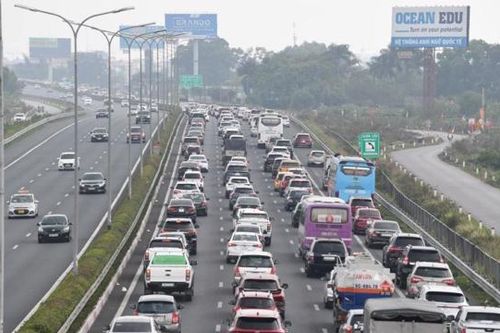 Người dân đổ ra đường, nhiều tuyến đường ở Hà Nội ùn tắc