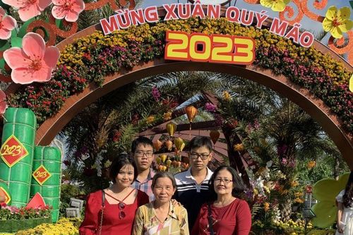 Vườn hoa xuân Cần Thơ thu hút đông khách chơi Tết Quý Mão 2023