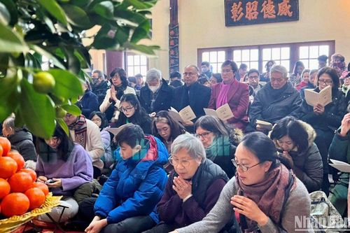 Gìn giữ nét đẹp lễ chùa đầu năm trên đất Pháp