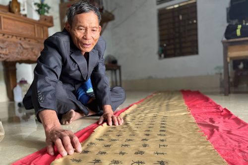 Mục sở thị sắc phong gấm dài nhất Việt Nam