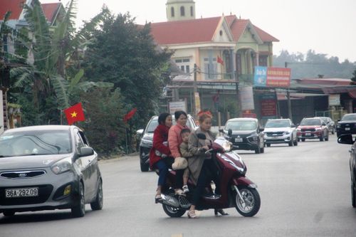 Nhiều người đầu trần phóng xe máy ở Thanh Hóa