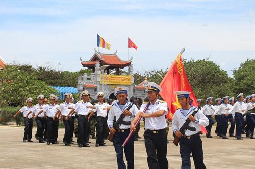 Chào cờ và lễ chùa đầu xuân ở Trường Sa