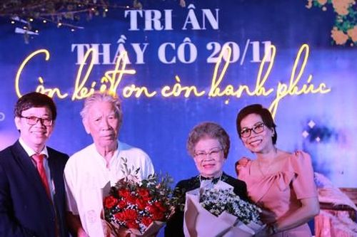 Mang hoa về tặng Mẹ