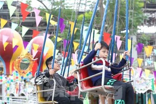 Công viên Thủ Lệ thu hút khách ngày mùng 2 Tết