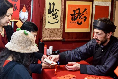 'Ông đồ' Tây mê Hà Nội, viết thư pháp điêu luyện, du khách xếp hàng xin chữ