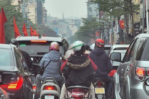 Dòng người đổ về xin chữ khiến giao thông kẹt cứng