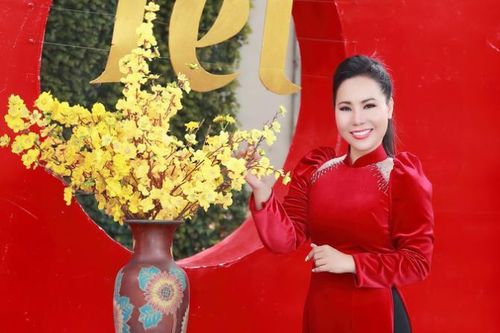 CEO Kim Chi rạng rỡ áo dài đón xuân Quý Mão