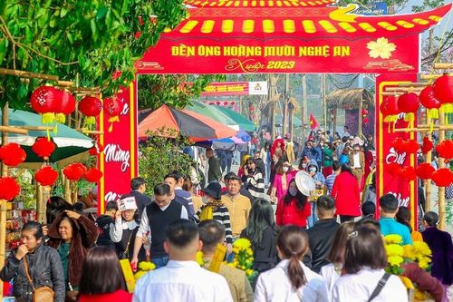 Hàng nghìn du khách đến các điểm du lịch tâm linh ở Nghệ An trong ngày đầu năm mới