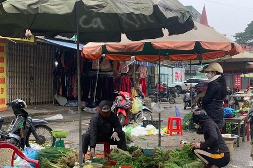 Mồng 2 Tết, nhiều tiểu thương mở hàng trở lại, giá một số mặt hàng tăng nhẹ