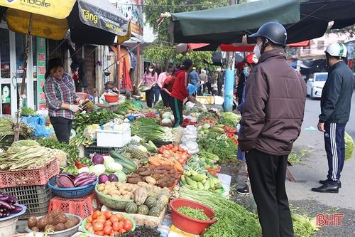 Tiểu thương Hà Tĩnh phấn khởi mở hàng 'lấy may' đầu năm