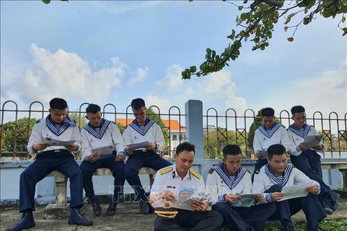 Những cánh thư 'vượt sóng' ra Trường Sa