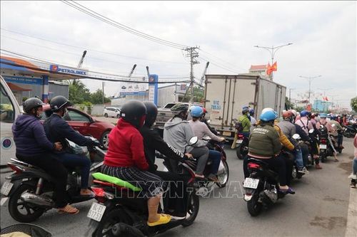 Ùn ứ kéo dài trên cầu Rạch Miễu sáng mùng 2 Tết