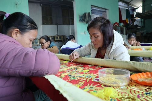 Độc đáo làng nghề 'thêu áo cho Vua'