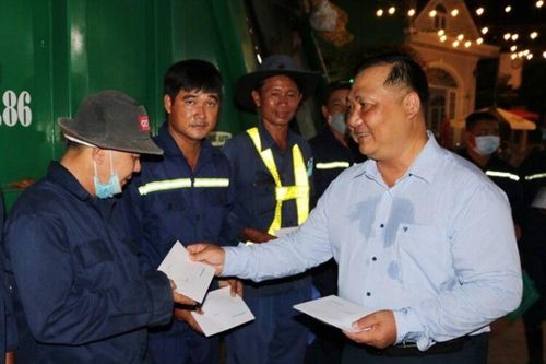 Lãnh đạo huyện Châu Thành thăm, tặng quà công nhân vệ sinh môi trường đêm giao thừa
