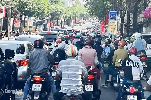 Các tuyến quốc lộ đông đúc vào mùng 2 Tết