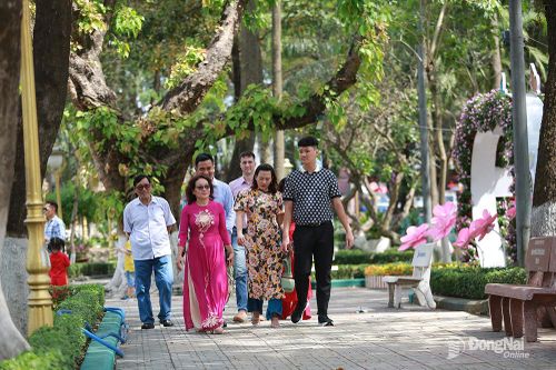 Đông đảo người dân tham quan, chụp hình tại các công viên ở Biên Hòa