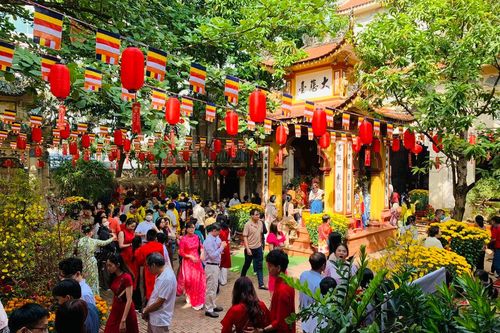 Đi lễ chùa ngày Nguyên đán