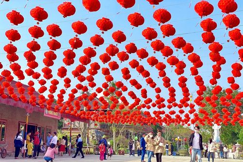 Chùa Chí Linh đón khách du xuân, cầu an đầu năm mới Quý Mão