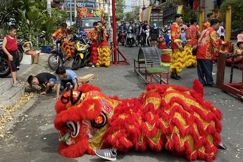 Rộn ràng múa lân ngày mùng 2 Tết