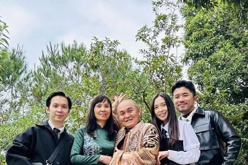 Sao Việt 24/1: Gia đình Xuân Hinh đi du xuân, Mai Phương Thúy trổ tài chặt gà