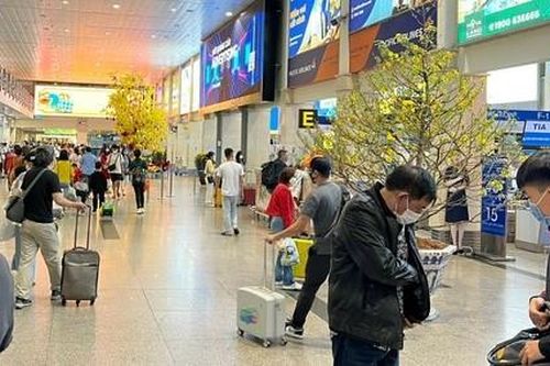 Khoảng 200.000 lượt khách qua sân bay Tân Sơn Nhất trong 2 ngày đầu năm mới