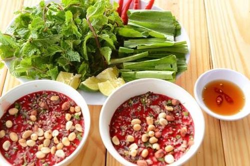 Ăn tiết canh, coi chừng mất Tết vì 5 nguy cơ này
