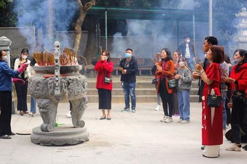 Hàng ngàn người nô nức viếng thăm đền Công chúa Liễu Hạnh