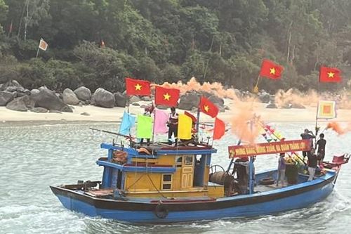 Ngư dân Quảng Ngãi tưng bừng xông biển đầu năm mới