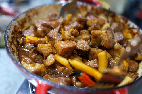 Thịt heo rim nước dừa tươi ăn hợp với bánh chưng