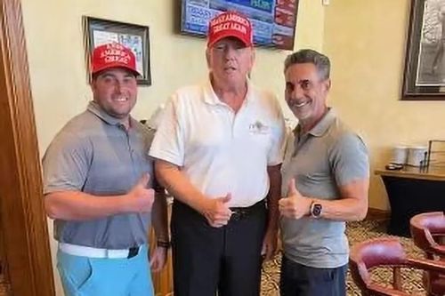 Ông Trump lại gây chú ý vì chụp ảnh chung với trùm mafia