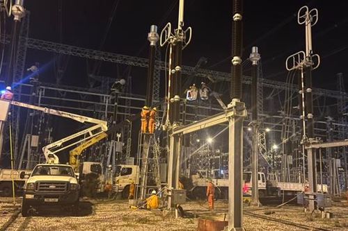 Lính truyền tải thi công nhiệm vụ xuyên Tết