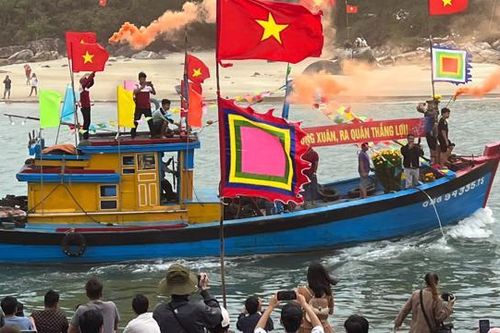 Ngư dân Sa Huỳnh nô nức xông biển đầu năm