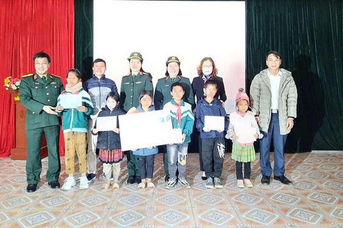 Mang Tết đến với hộ nghèo nơi biên giới