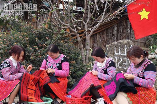 Lên vùng cao đón Tết cùng đồng bào H'Mông