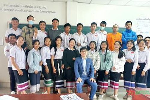 Thầy giáo người Việt trên bản vùng cao Lào