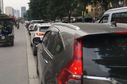Mùng 3 tết, đi lại 'nóng' dần, giá tàu xe vẫn ổn