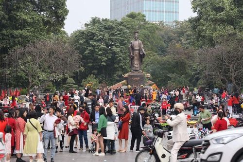 Mùng 3 Tết Quý Mão: Người dân Thủ đô chen chân du Xuân