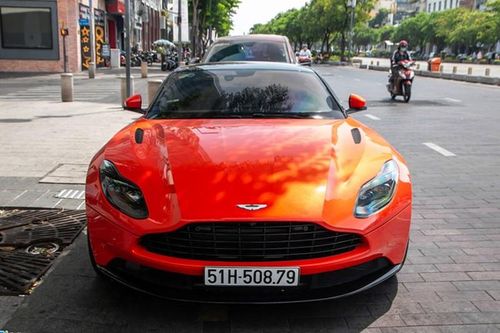Aston Martin DB11 màu độc hơn 16 tỷ 'khoe dáng' tại Sài Gòn