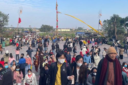 'Biển người' đổ về Địa Tạng Phi Lai Tự mùng 3 Tết