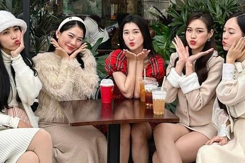 Đỗ Thị Hà gặp dàn á hậu cùng quê Thanh Hóa ngày mùng 2 Tết