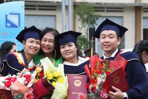 Mẹ Việt của những sinh viên Lào