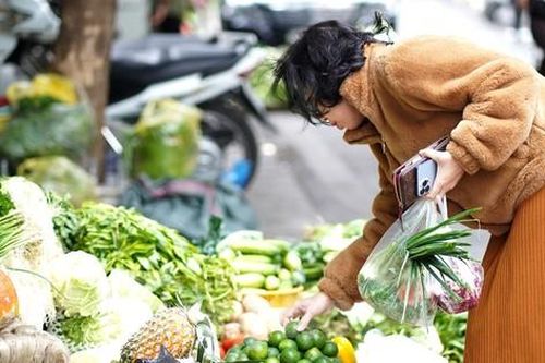Chợ mùng Ba Tết nhộn nhịp: Lễ cúng hóa vàng, rau xanh đắt khách