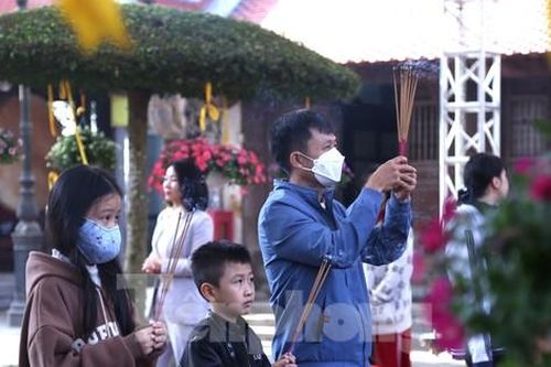 Đền thờ Hoàng đế Quang Trung đông nghịt người đi lễ cầu an