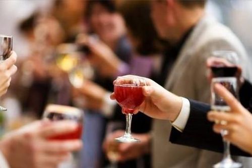 Bác sĩ chỉ cách hạn chế gây hại cơ thể khi uống rượu, bia