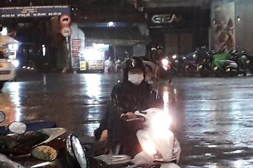 TPHCM bất ngờ mưa xối xả tối mùng 3 Tết